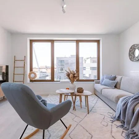 Huswell - Stylish With Terrace Near The Apartment